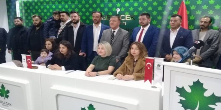 Afyonkarahisar’da ‘Gelecek’in yeni üyelerine rozet