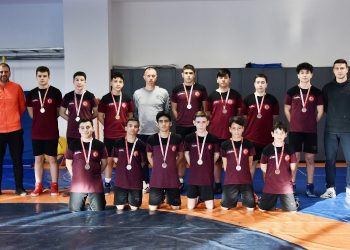 Aliağalı güreşçiler başarılarına yenilerini ekledi