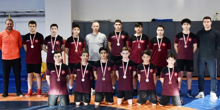 Aliağalı güreşçiler başarılarına yenilerini ekledi