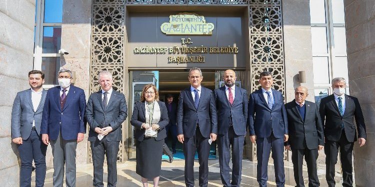 Bakan Özer’den Gaziantep Büyükşehir’e ziyaret