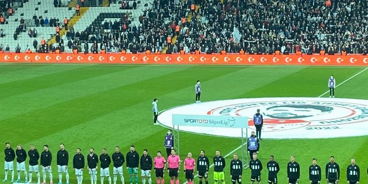 Beşiktaş’tan farkındalık pankartı