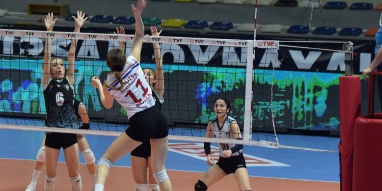Bursa’da Nilüferli sultanlar sezonu galibiyetle kapattı