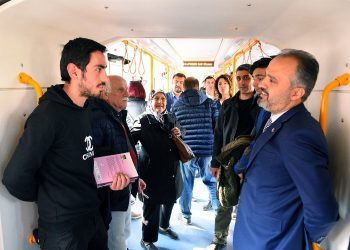 Bursa’da öğrenciler toplu taşımaya yöneldi