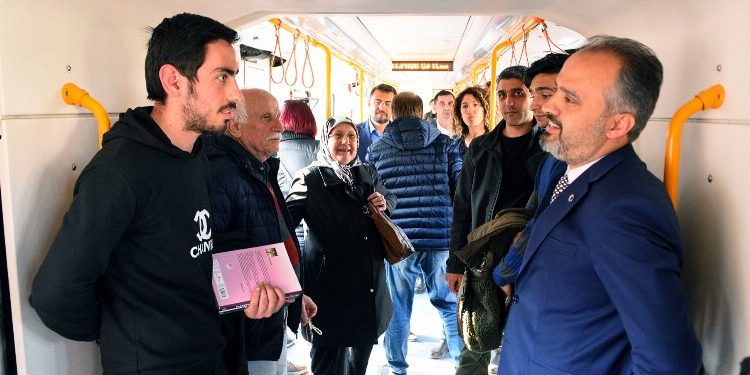 Bursa’da öğrenciler toplu taşımaya yöneldi