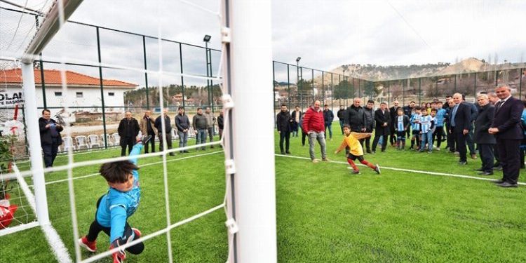 Çocukların halı saha sevinci