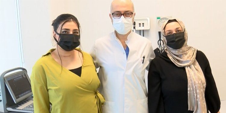 Dünyada bir ilk! Paratiroid bezini kızından alıp anneye verdiler