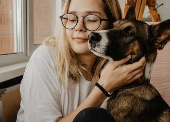 Evde erken yaşta kedi ve köpek beslemek, alerji riskini azaltıyor