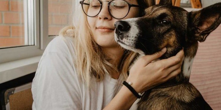 Evde erken yaşta kedi ve köpek beslemek, alerji riskini azaltıyor