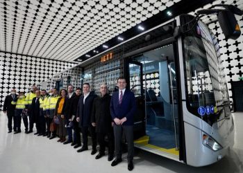 İstanbul’un yeni metrobüsünü yerinde test etti