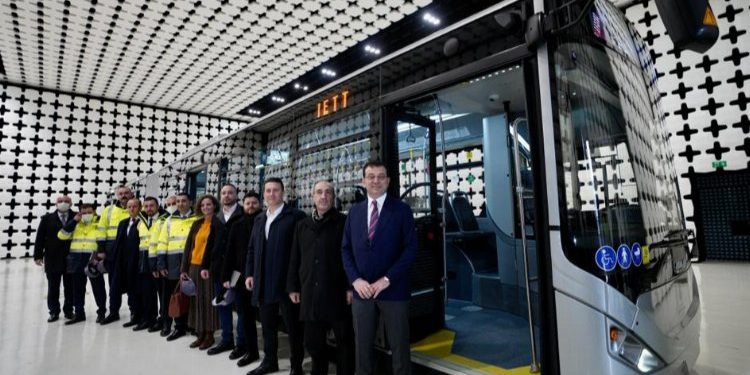 İstanbul’un yeni metrobüsünü yerinde test etti