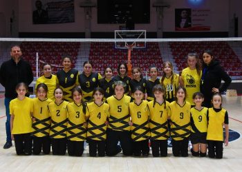 İzmir Aliağa’nın mini voleybolcuları başarılarına yenisi ekledi