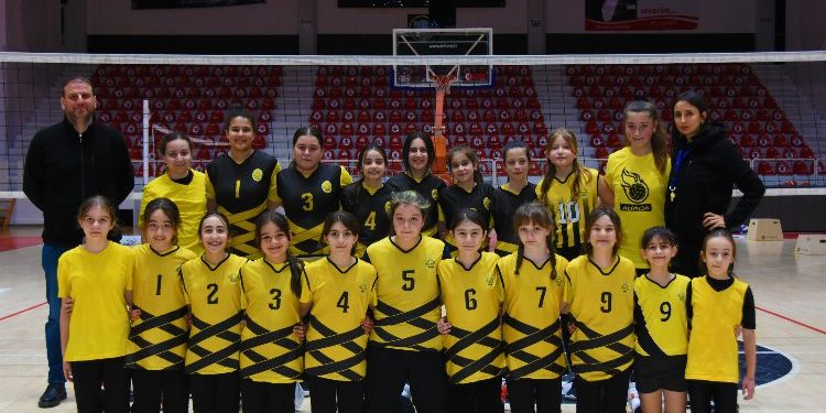 İzmir Aliağa’nın mini voleybolcuları başarılarına yenisi ekledi