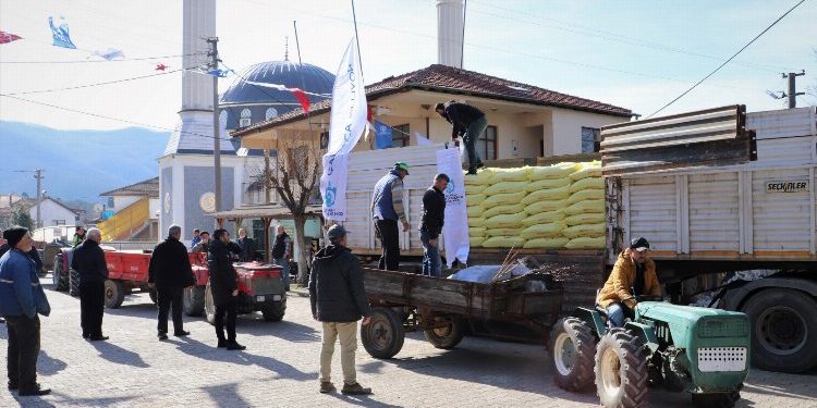 Kocaeli Büyükşehir’in gübre desteği çiftçilerin yüzünü güldürüyor