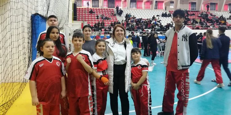 Kütahya Kick Boks’ta madalyaya doymuyor