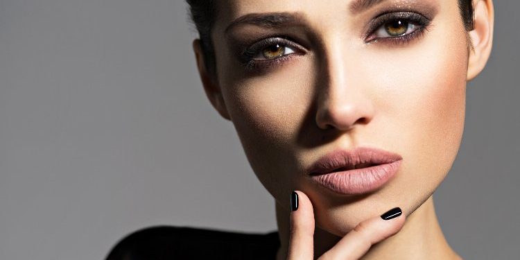 Makyajda yeni trend “Belirgin gözler”