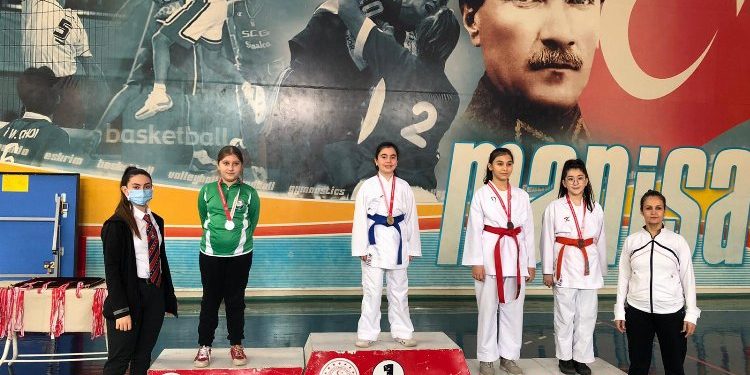 Manisalı kareteciler okul sporları müsabakalarında madalyaları topladı