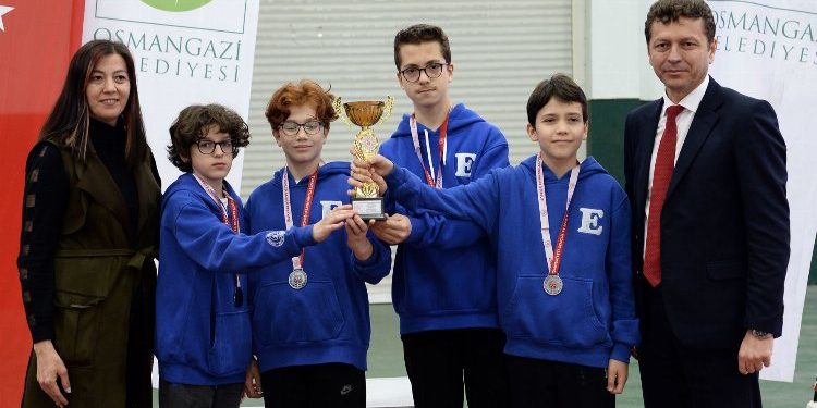 Satranç ustaları kupalarına kavuştu