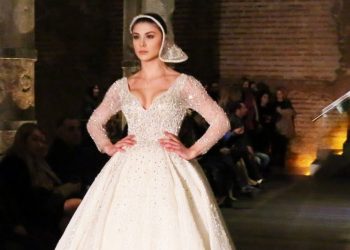 Taçlı güzeller İstanbul’da Bridal defilesinde