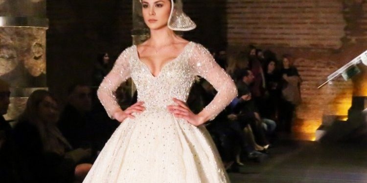 Taçlı güzeller İstanbul’da Bridal defilesinde