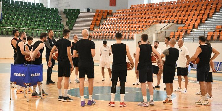 Basketbol takımı Çayırova’da sezonu açtı