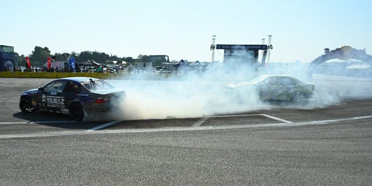 Driftin en iyileri Bursa’da sahne aldı… Tozu dumana kattılar