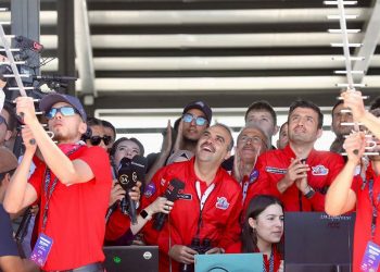 Gençler roketleri ateşledi!