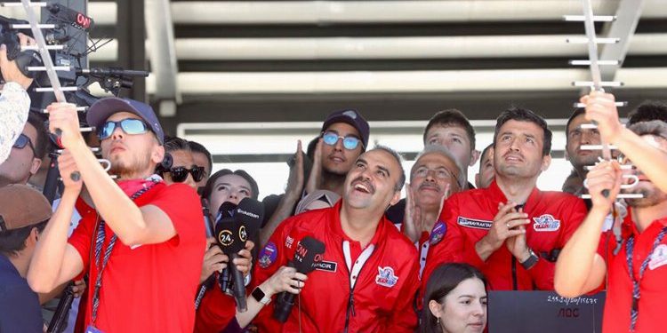 Gençler roketleri ateşledi!