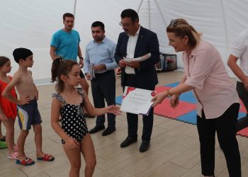 İzmit’in minik yüzücüleri sertifikalandı