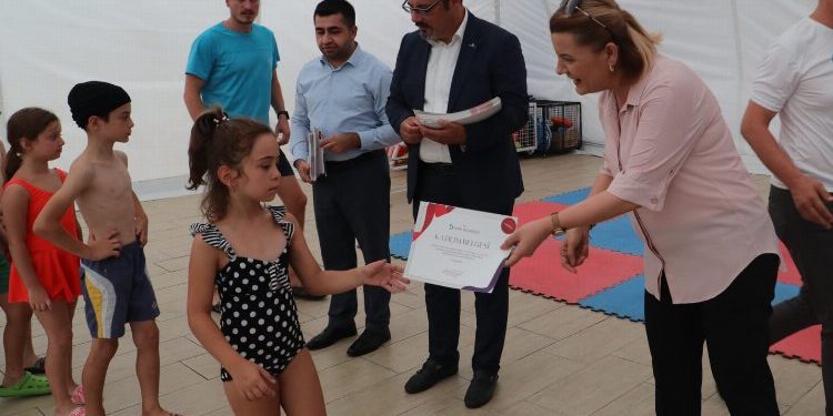 İzmit’in minik yüzücüleri sertifikalandı