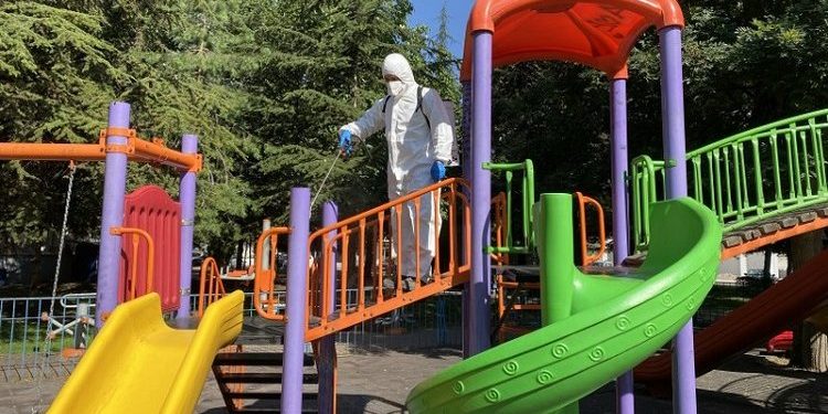 Kayseri Melikgazi’de parklara dezenfeksiyon