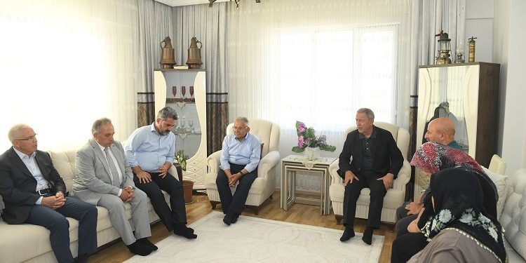 Kayseri protokolünden şehit ailesine ziyaret