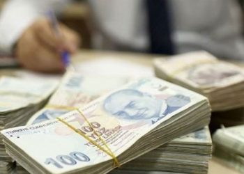 Memurlar için masaya oturuluyor