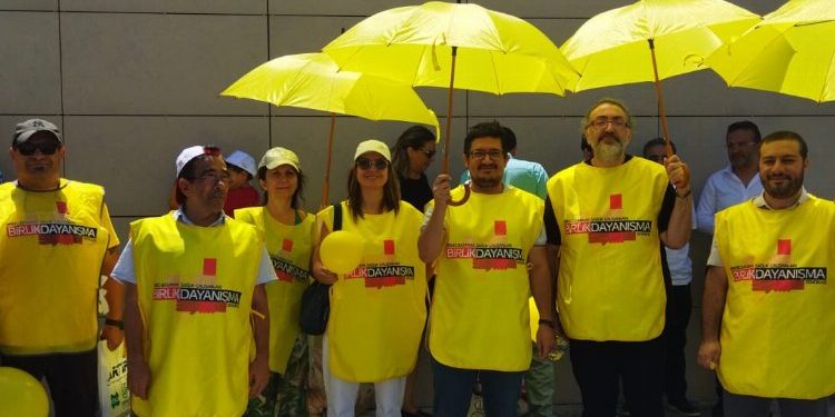 Sağlık çalışanları iş bırakma eylemini sürdürüyor