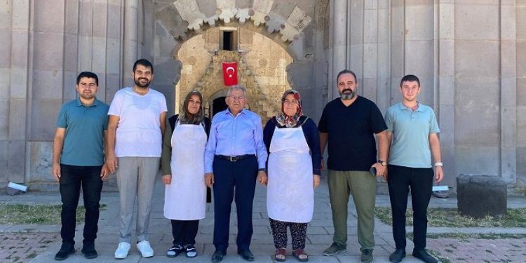 Sultan Han’a Memduh Büyükkılıç’tan ziyaret