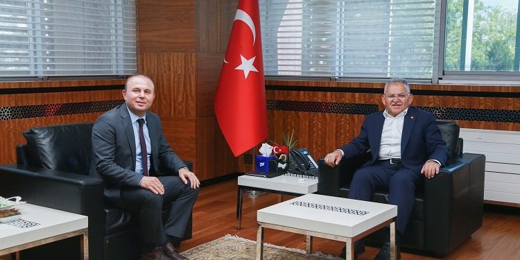 Dr. Memduh Büyükkılıç’tan yeni müdüre ziyaret