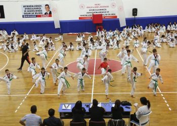 Gölcük’te taekwondo sporcuları kuşak atladı