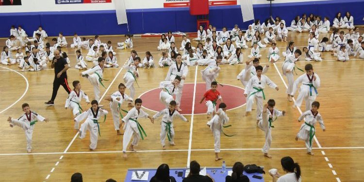 Gölcük’te taekwondo sporcuları kuşak atladı
