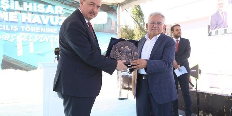 Kayseri’nin ‘orkestra şefi’ Memduh Büyükkılıç