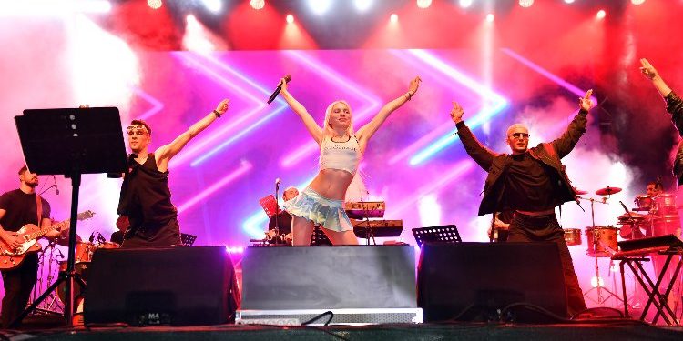 Aleyna Tilki gençleri coşturdu