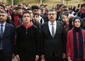 Bakan Tekin öğrencilerle Filistin için saygı duruşunda