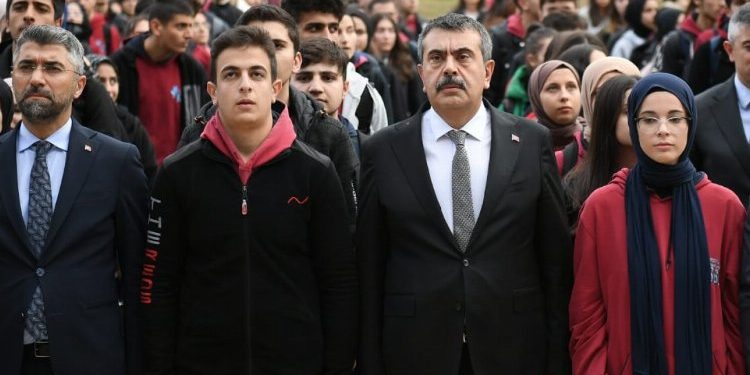 Bakan Tekin öğrencilerle Filistin için saygı duruşunda