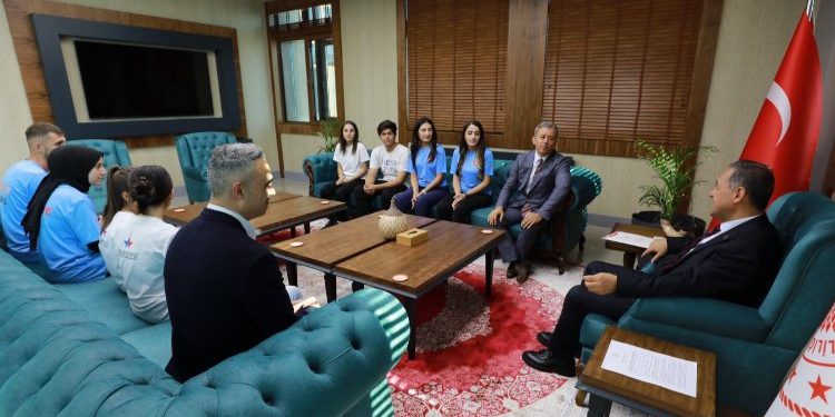 Bingöl’ün başarılı bocce sporcularından Vali Usta’ya ziyaret