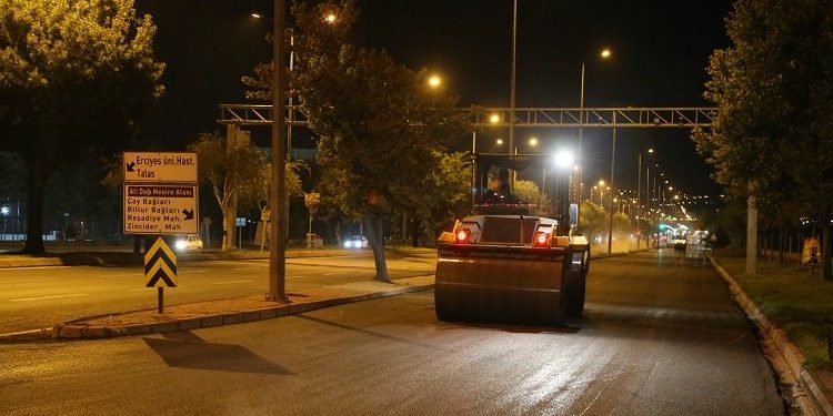 Kayseri Büyükşehir’dn asfaltta gece mesaisi