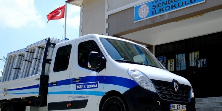 Afet bölgesindeki 100 okulun penceresi yenileniyor