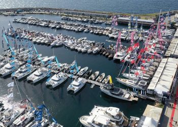 İstanbul’da teknelerin şovu başladı