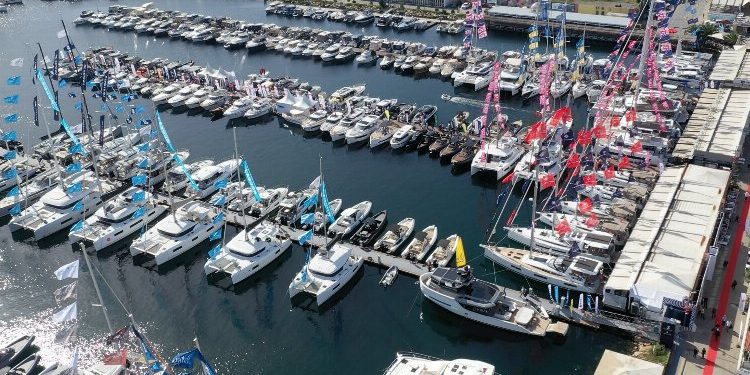 İstanbul’da teknelerin şovu başladı