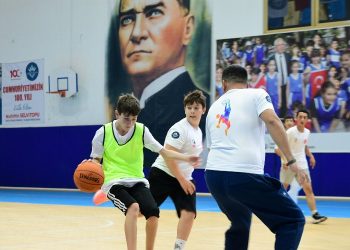İzmir’de basketler 100. yıl için atıldı