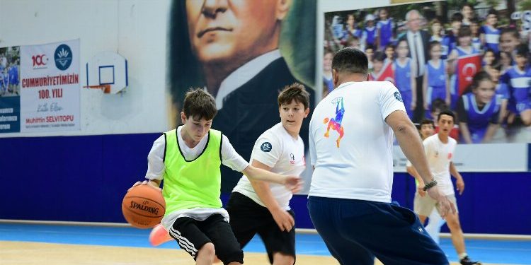 İzmir’de basketler 100. yıl için atıldı
