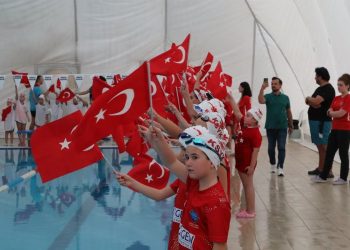 İzmit’te minik yüzücüler kulaçları 100. Yıl için attı