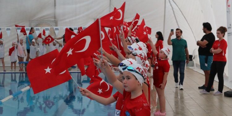 İzmit’te minik yüzücüler kulaçları 100. Yıl için attı